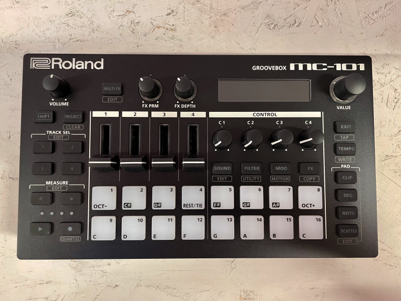 プレゼント サプライズ Roland Groovebox MC-101デッキセーバー付